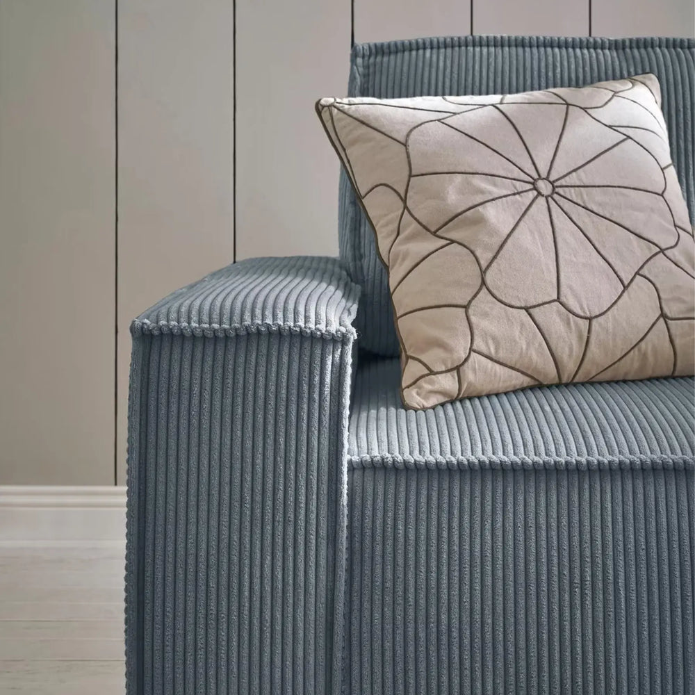 
                  
                    Eckiger Sessel mit Cord-Bezug in der Farbe Grau
                  
                