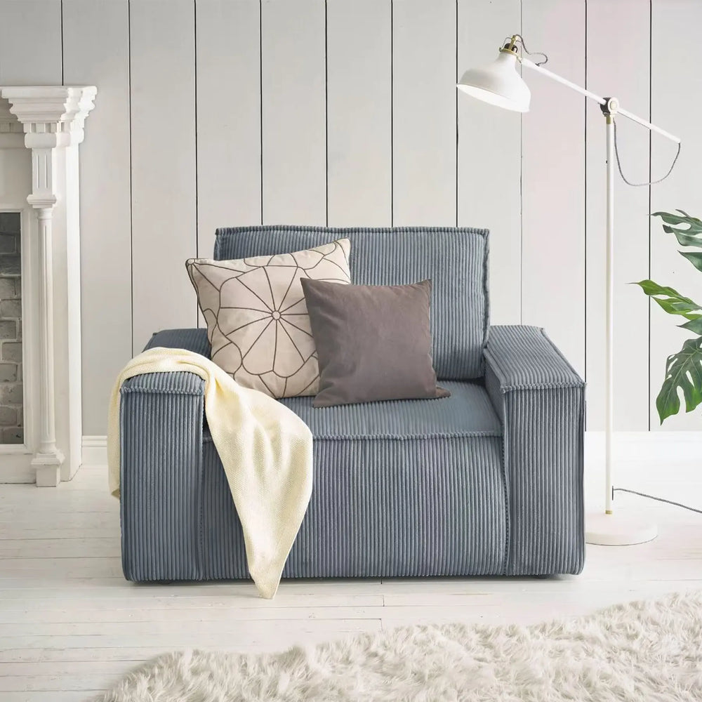 
                  
                    Eckiger Sessel mit Cord-Bezug in der Farbe Grau
                  
                