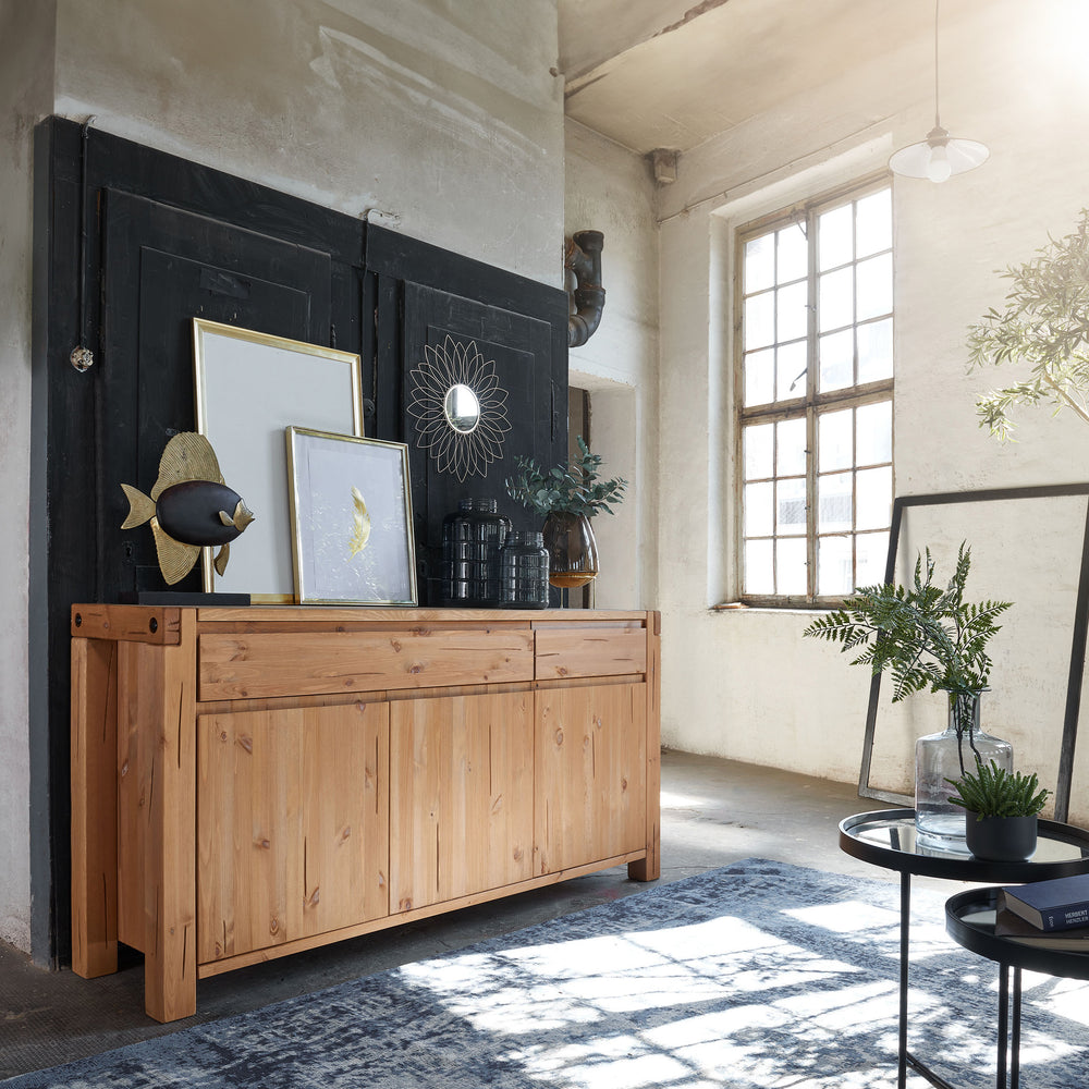 Sideboard dekoriert in moderner Industrie-Loft Wohnung