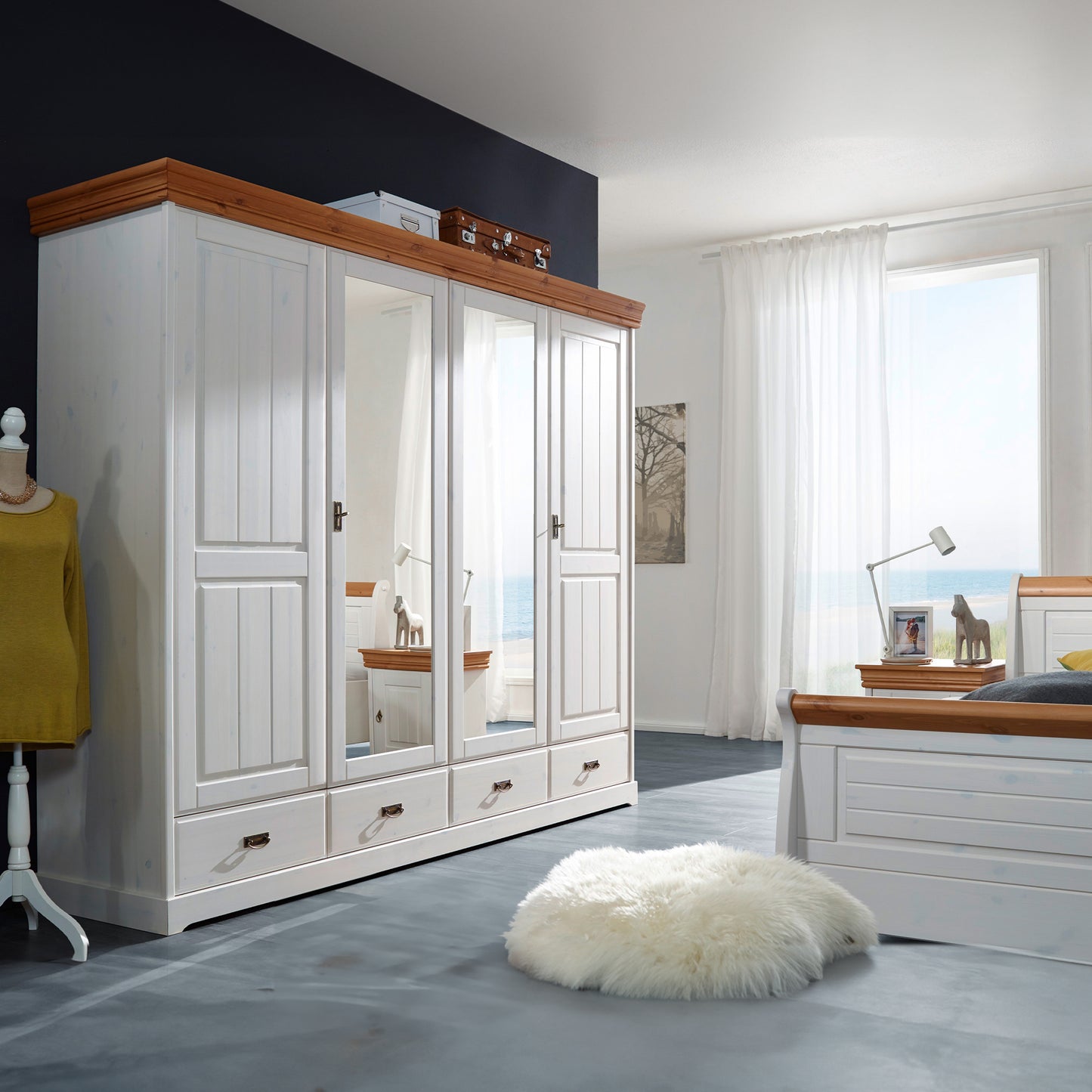 
                  
                    Weißer Kleiderschrank im Schlafzimmer mit zwei Spiegeltüren
                  
                