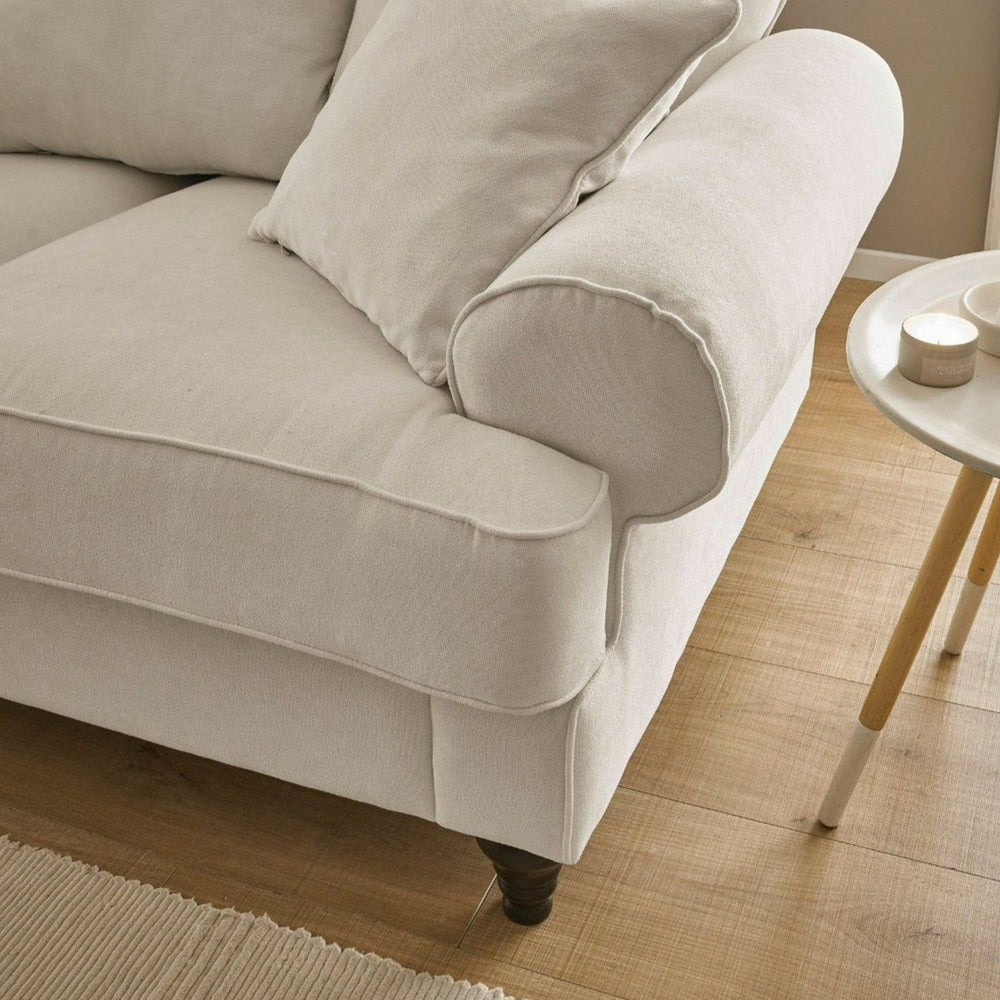 
                  
                    3,5 Sitzer Sofa in hellbeige mit schwarzen Füßen und 6 Kissen 
                  
                