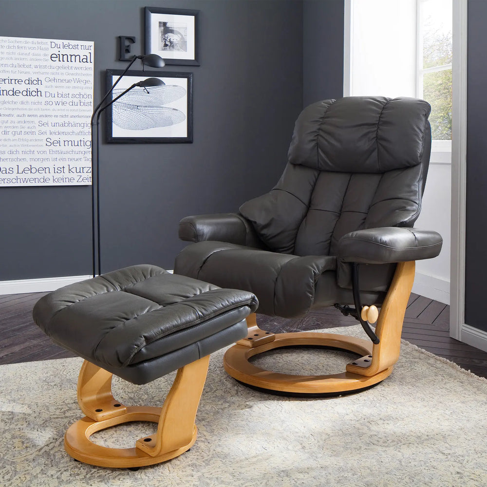 
                  
                    TV-Relaxsessel in der Farbe Taupe mit naturfarbenem Fuß und Hocker
                  
                