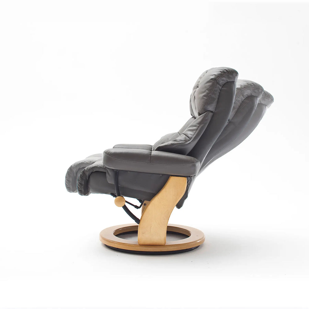 Verstellbare Rückenlehne bei einem TV-Relaxsessel in der Farbe Taupe mit naturfarbenem Fuß