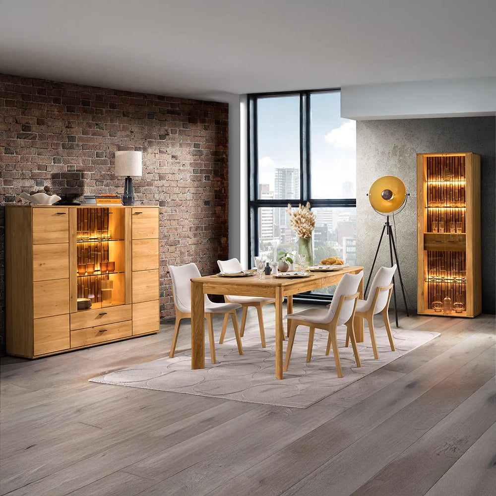 
                  
                    Esszimmer eingerichtet mit Holzmöbeln
                  
                