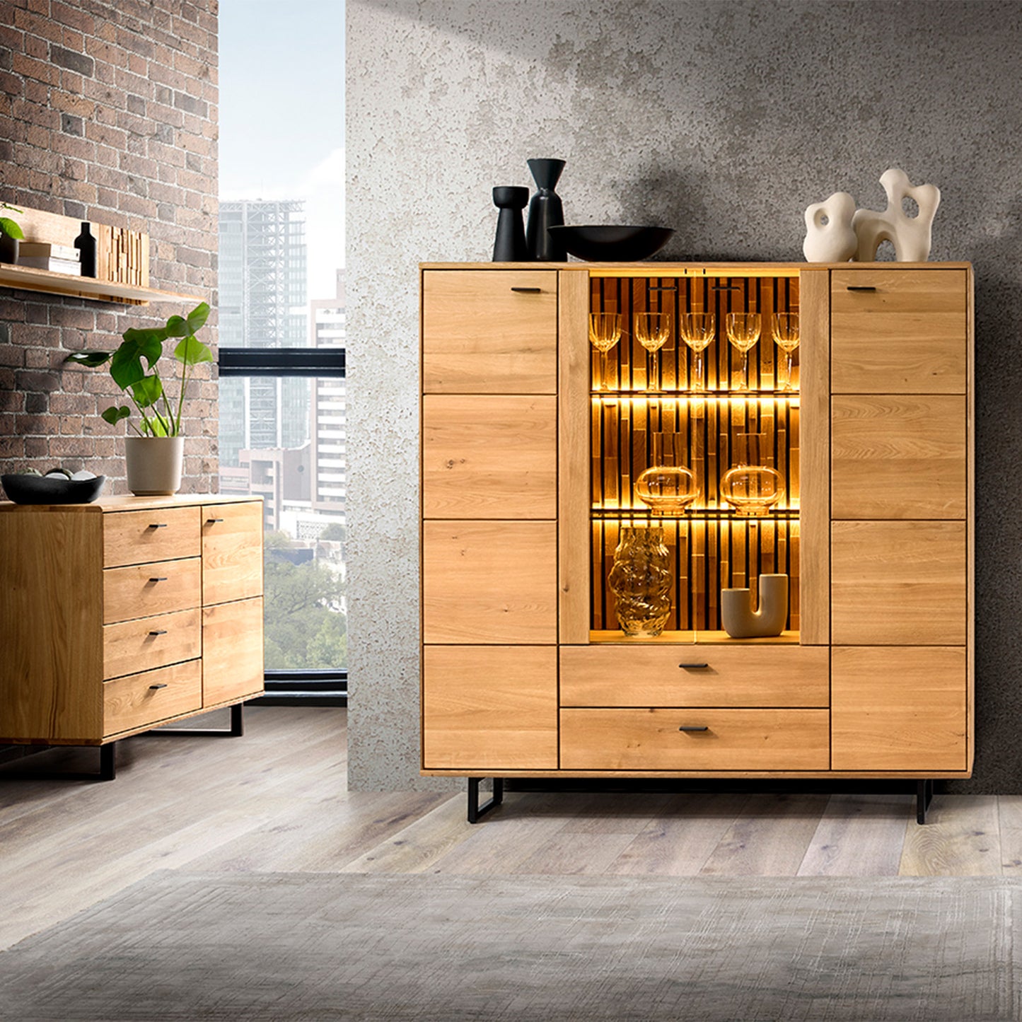 Highboard aus Holz mit zwei Holztüren und 2 Glasfächern und zwei Schubladen