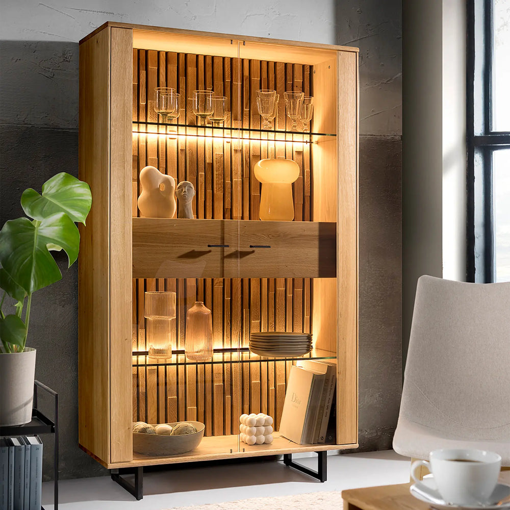 Halbhohe Vitrine mit Beleuchtungselementen und Strukturrückwand aus Holz
