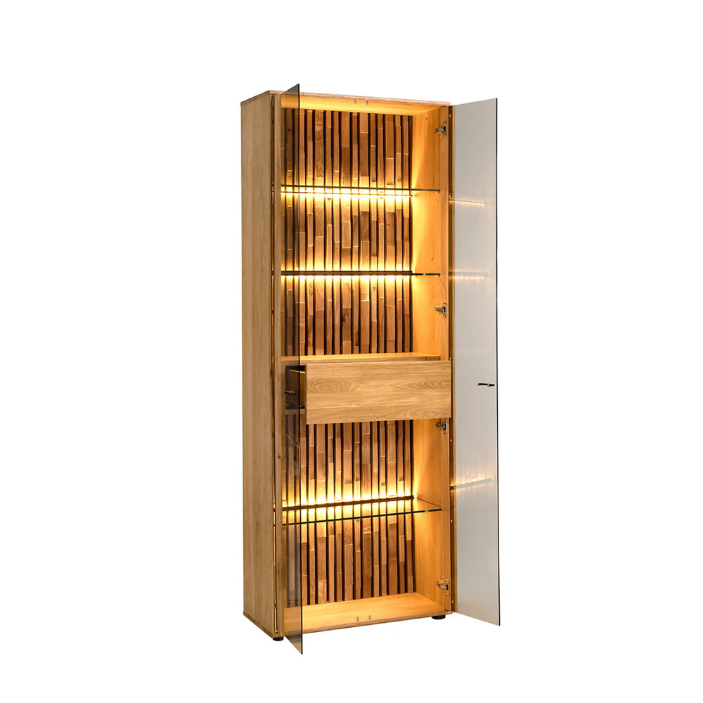 Vitrine aus Holz mit integrierter Beleuchtung geöffnet