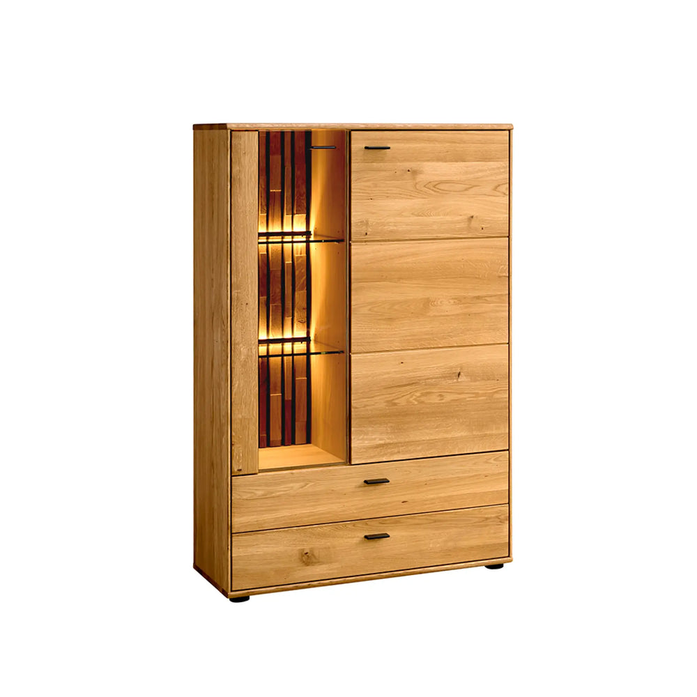 Highboard mit drei offenen Fächern hinter einer Glastür (links), eine Holztür (rechts) und zwei Schukästen
