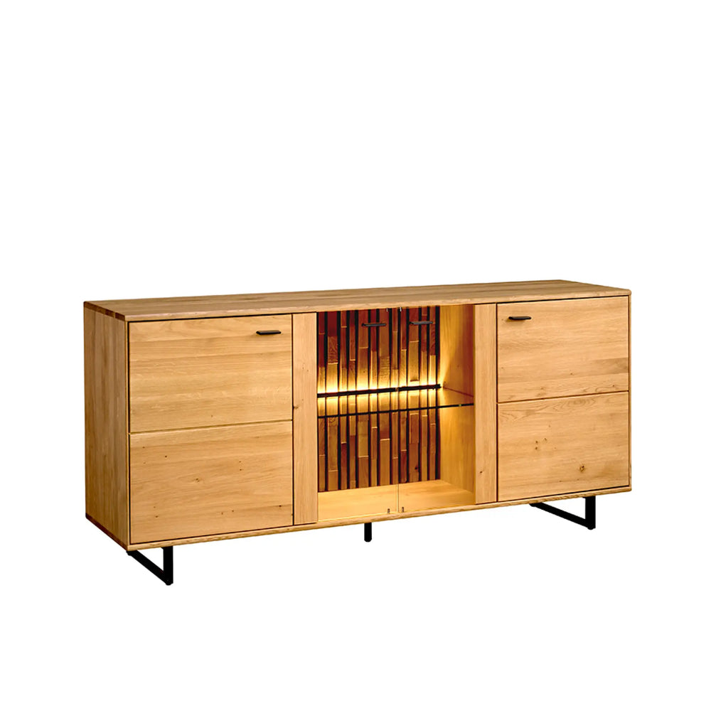 Sideboard mit zwei Holztüren rechts und links und in der Mitte eine Glasvitrine mit Beleuchtung und Strukturrückwand