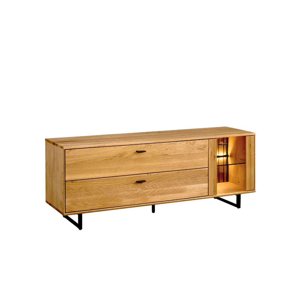 TV-Schrank aus Holz miz zwei großen Schubladen und einem Glasfach mit Beleuchtung und Strukturrückwand auf schwarzen Metallfüßen