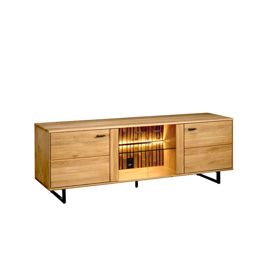 TV-Schrank aus Holz auf schwarzen Füßen mit zwei Holztüren und einer Glasvitrine mittig inklusive Beleuchtung
