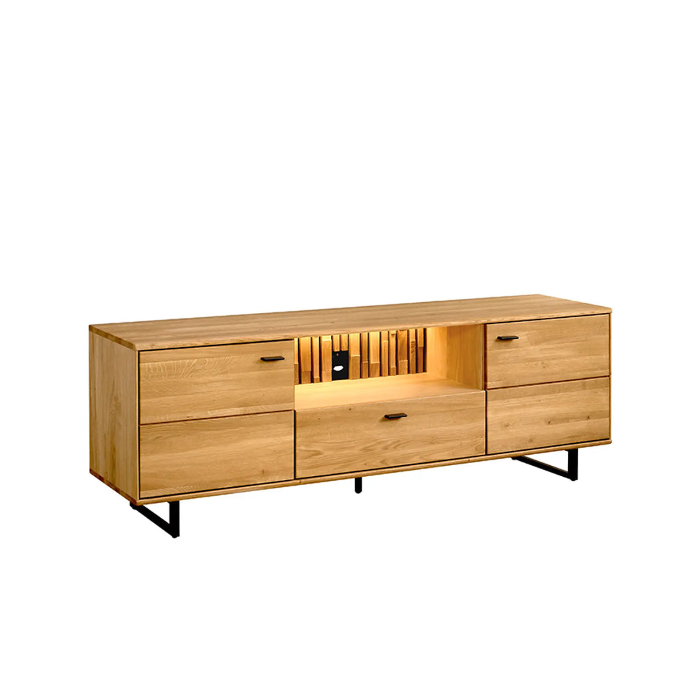 TV-Board aus Holz mit zwei Türen, einer Schublade und einem offenen Fach auf schwarzen Füßen