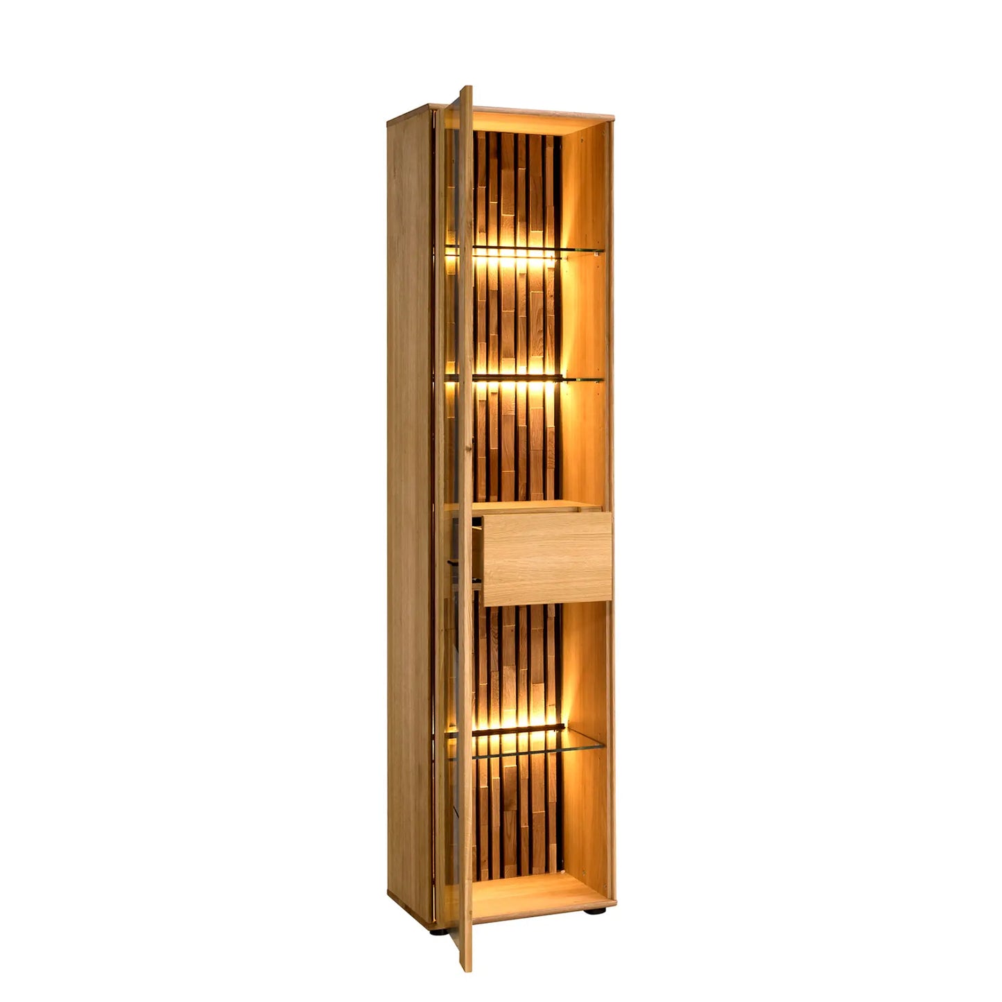 Vitrine aus Holz mit Beleuchtung und dekorativen Holzdetails mit geöffneter Tür