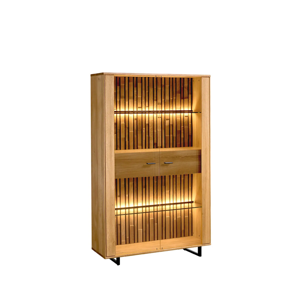 Halbhohe Vitrine mit Beleuchtungselementen und Strukturrückwand aus Holz
