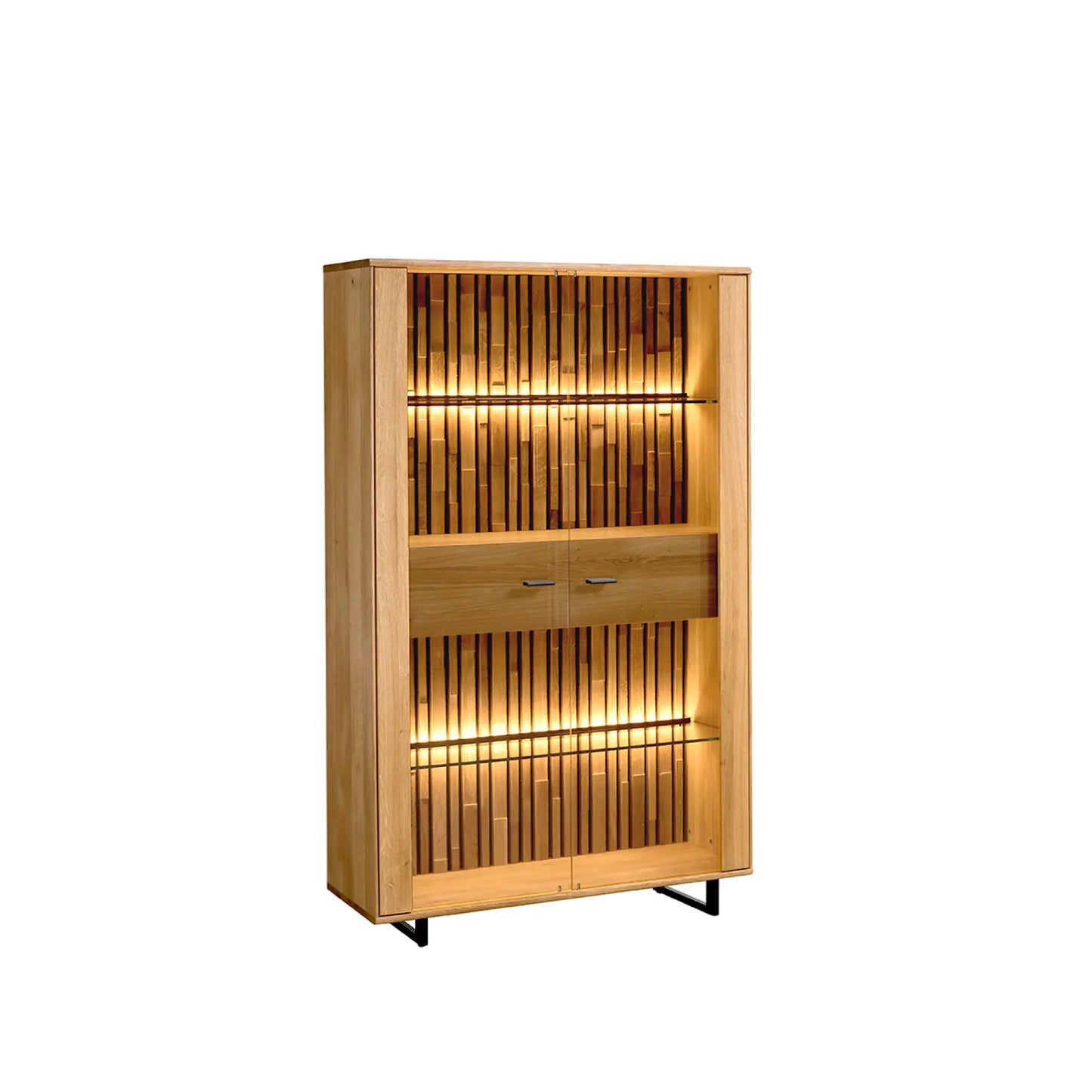 Halbhohe Vitrine mit Beleuchtungselementen und Strukturrückwand aus Holz