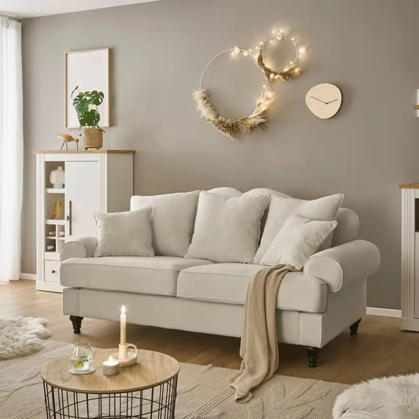 3-Sitzer Sofa in hellbeige mit 5 Kissen und dunklen Holzfüßen