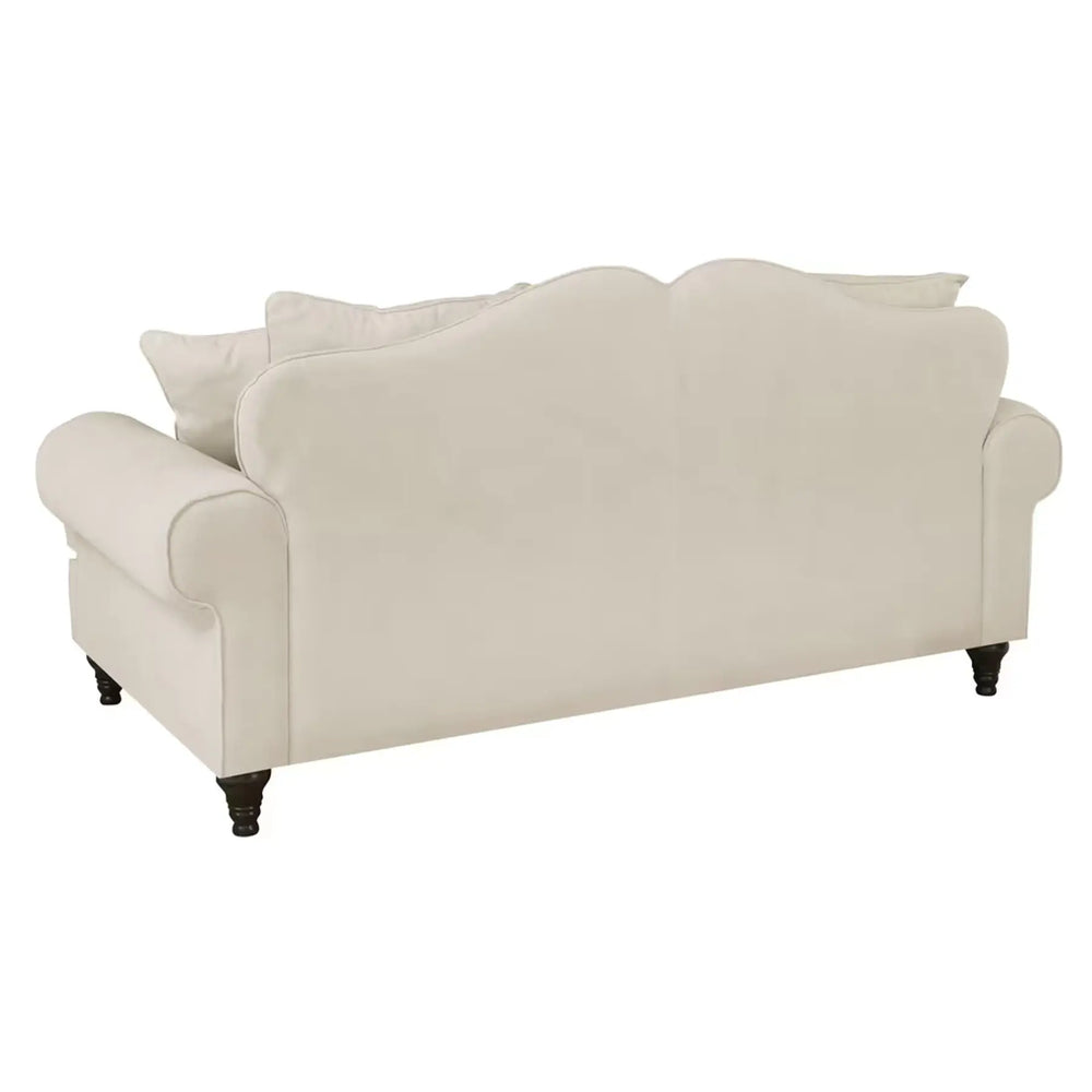 
                  
                    3-Sitzer Sofa in hellbeige mit 5 Kissen und dunklen Holzfüßen
                  
                