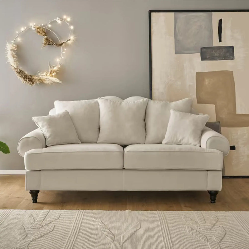 
                  
                    3-Sitzer Sofa in hellbeige mit 5 Kissen und dunklen Holzfüßen
                  
                