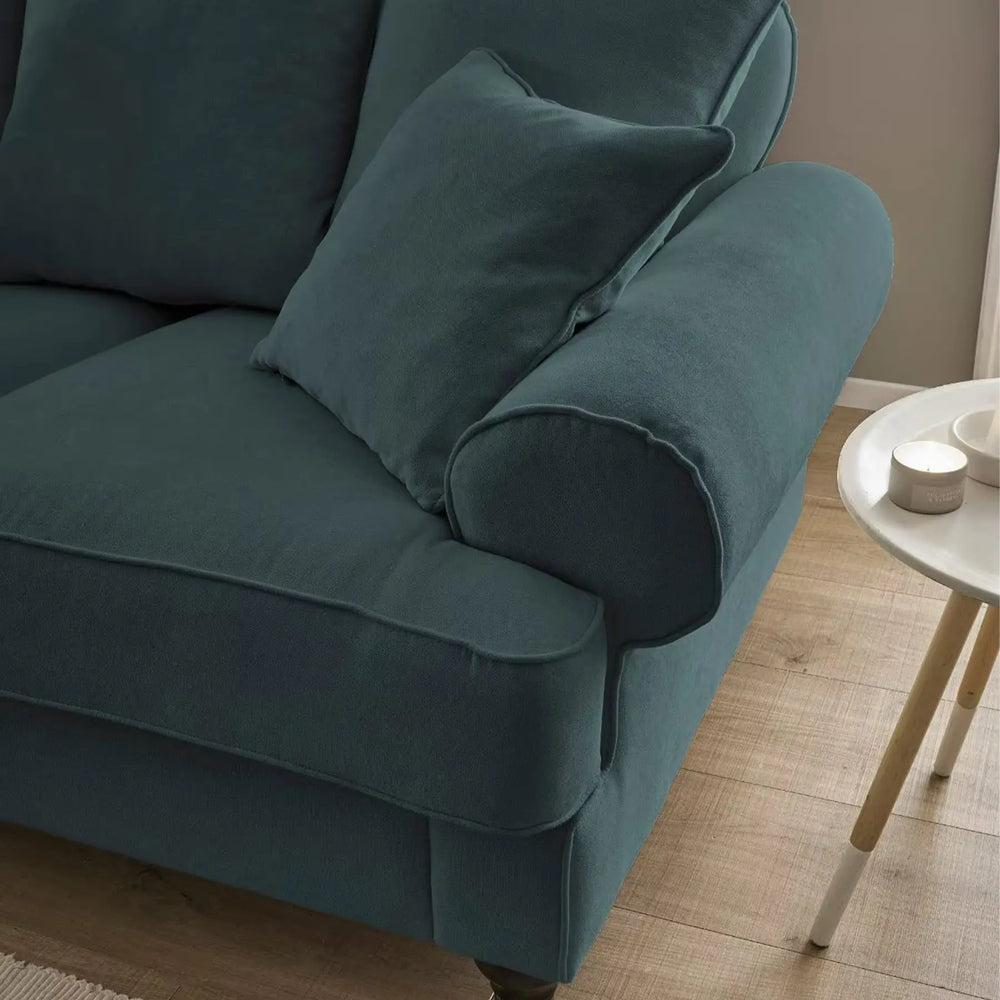 
                  
                    Blaugrünes 3,5-Sitzer Sofa mit 6 Kissen und dunklen Holzfüßen
                  
                