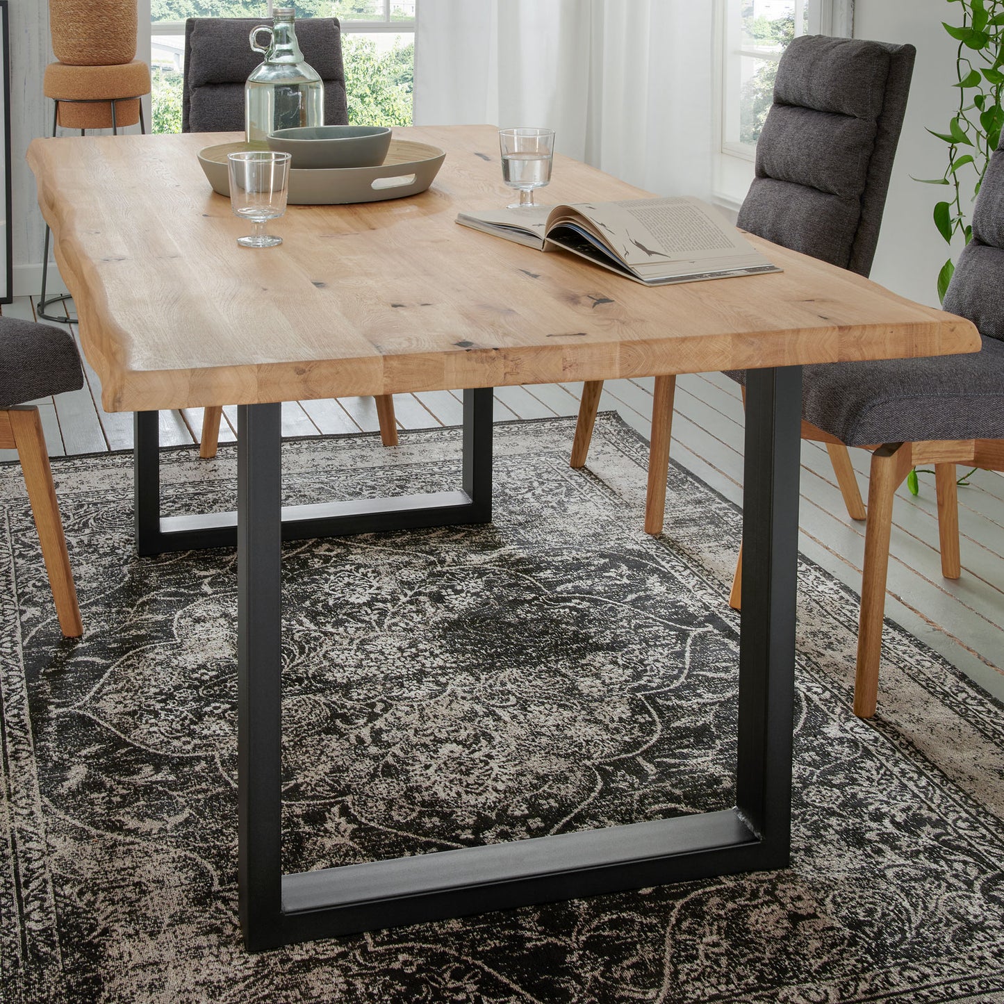 Esstisch mit U-Fuß im Industriedesign 