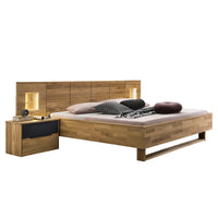 Holzbett mit Nachtkonsolen