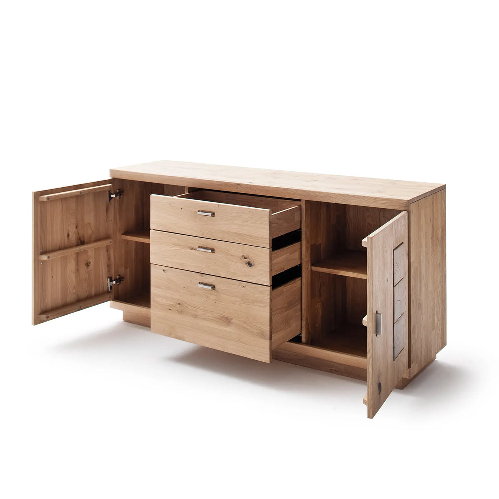 
                  
                    Sideboard aus massiver Eiche mit zwei Türen und drei Schubkästen
                  
                
