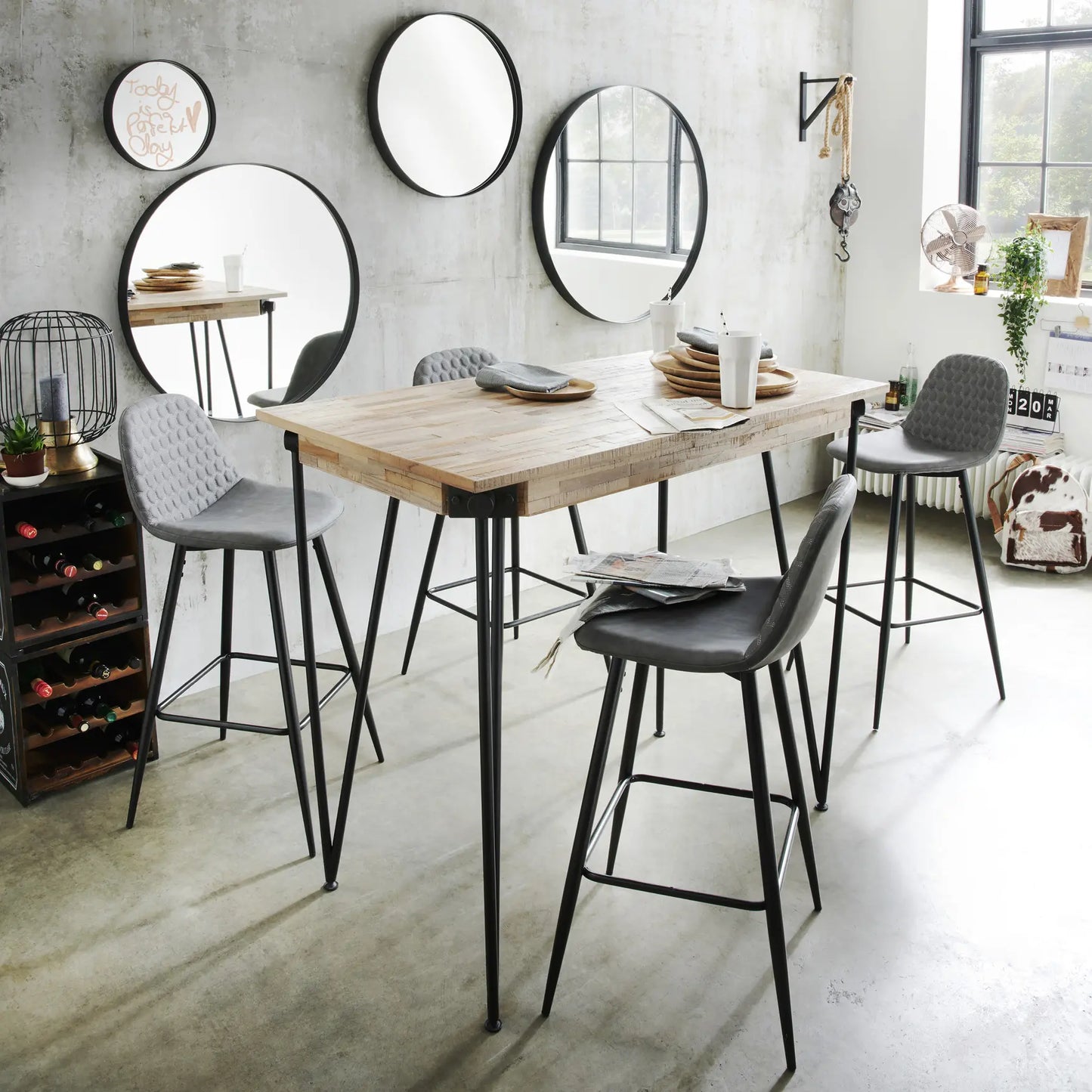 Bartisch mit Holzplatte und Metallgestell