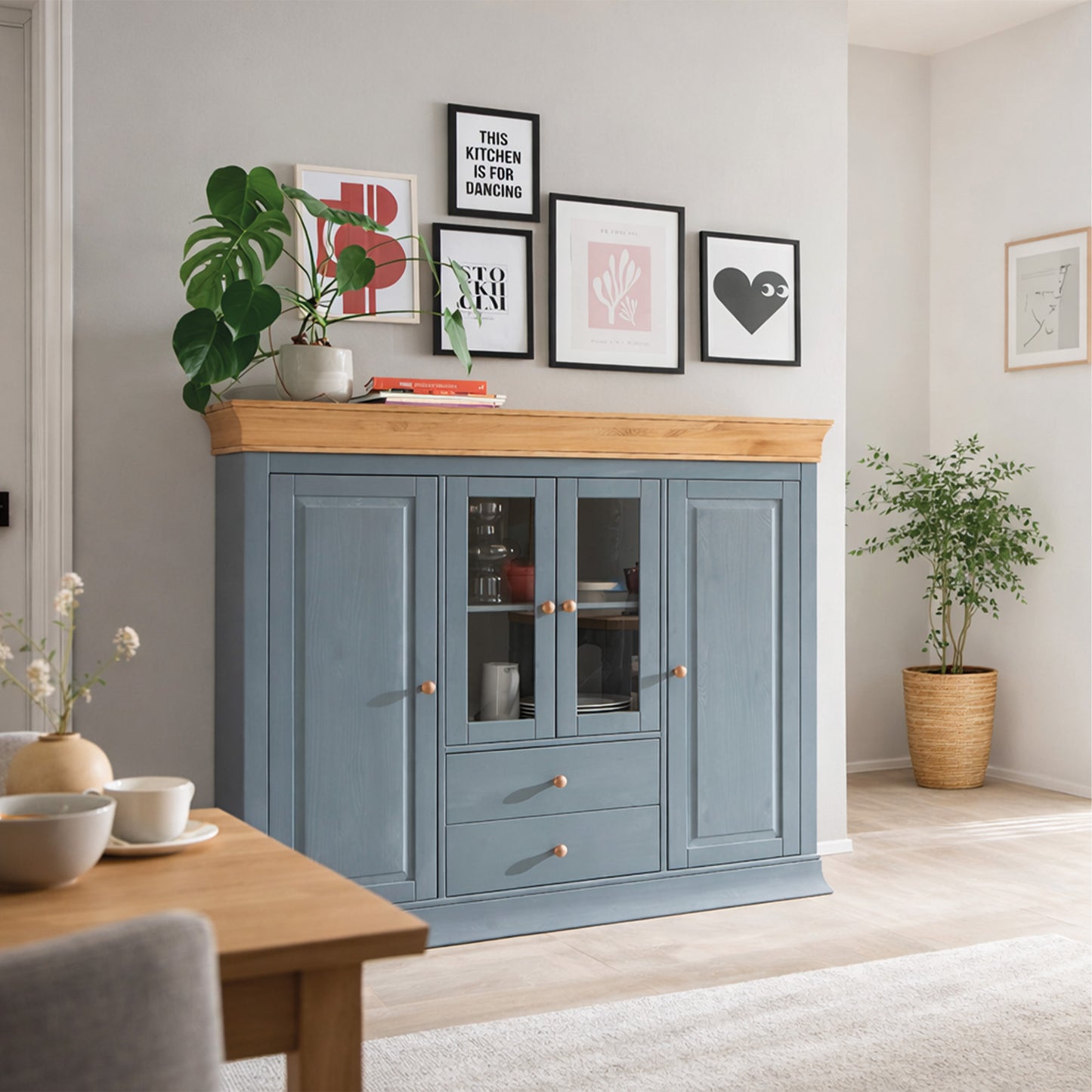 Graues Highboard mit naturfarbenen Details
