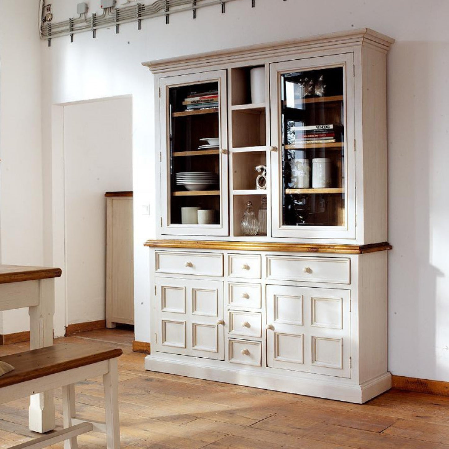 Weiß verzierter AMD Möbel Buffetschrank mit Naturholz Details verglasten Türen