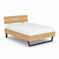 Bett aus Eiche mit schwarzer Metallkufe