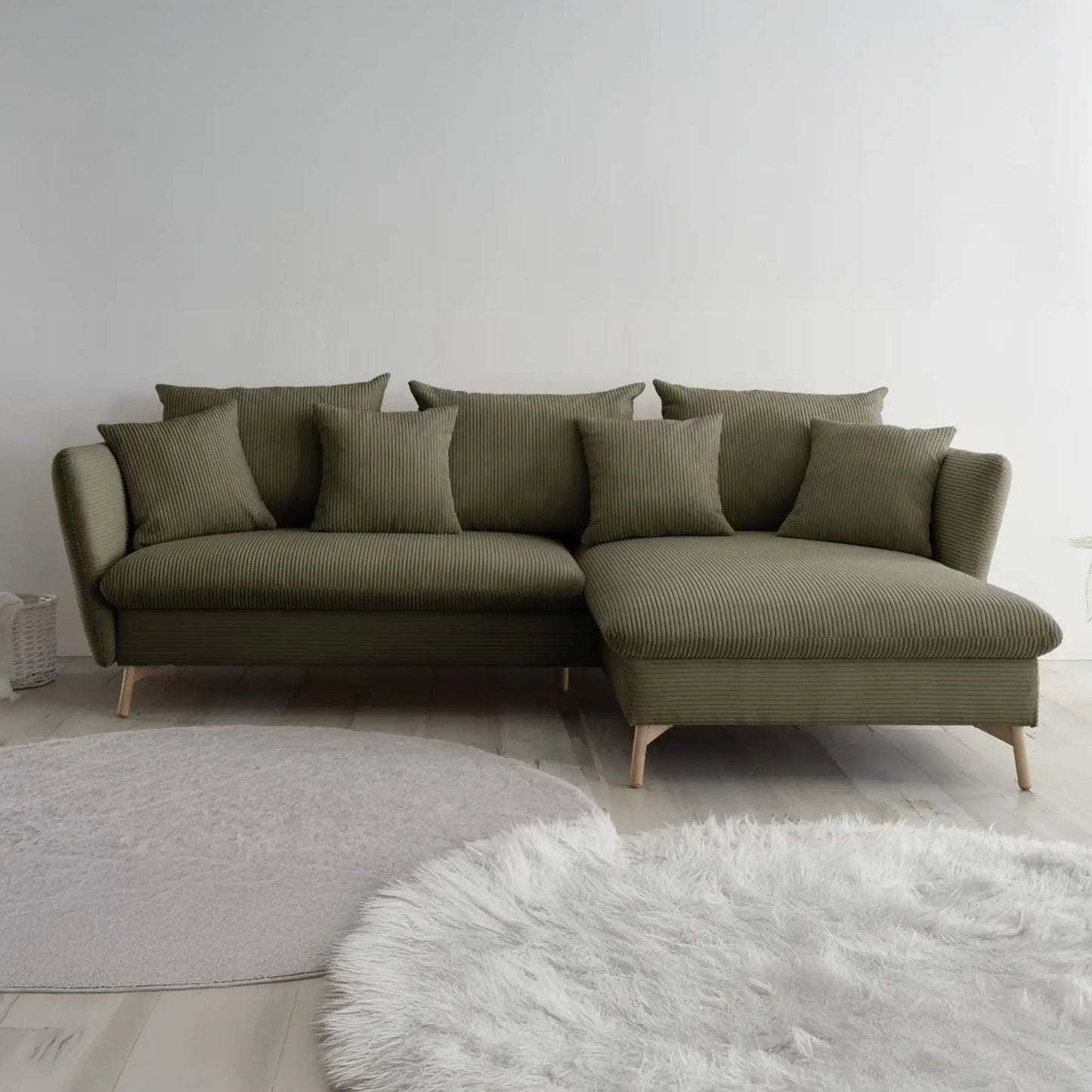 Ecksofa mit grünem Cordbezug
