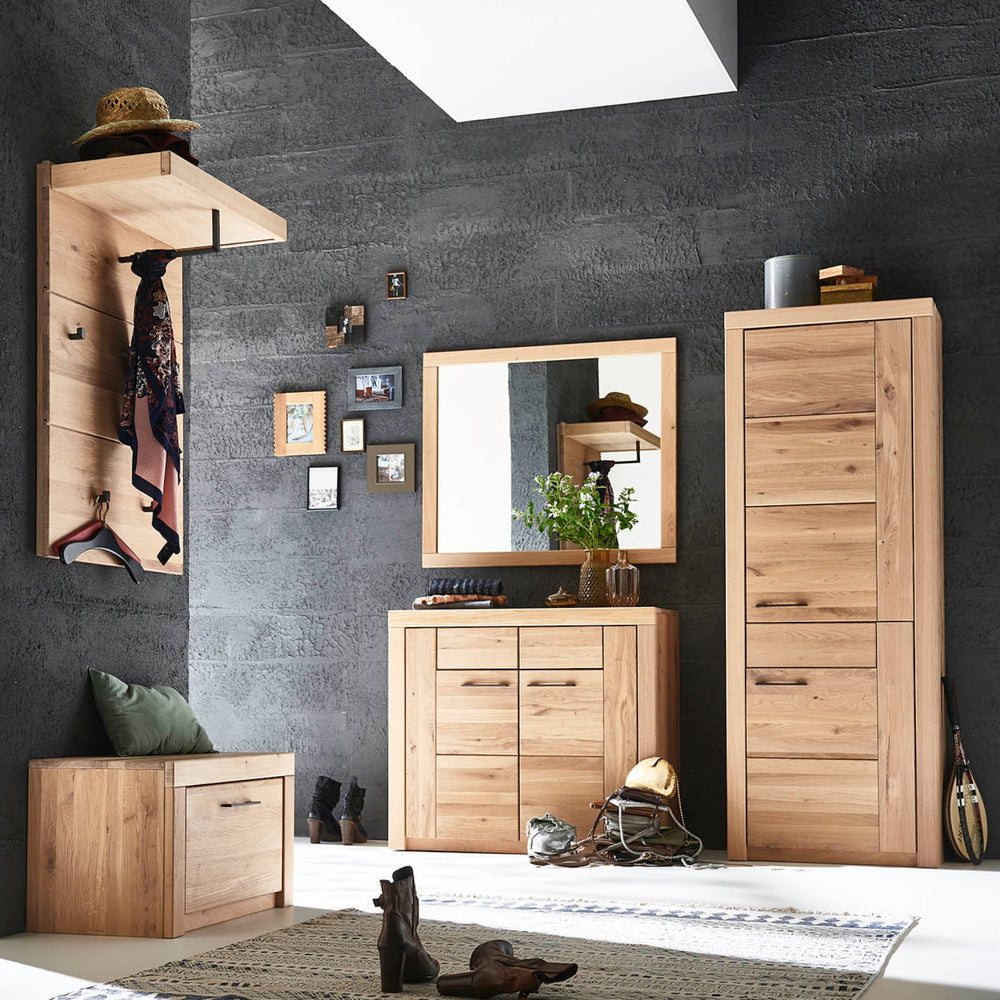 Eine Auswahl von AMD Möbel Flurmöbeln bestehend aus Schrank, Garderobe und Kommode aus Massivholz