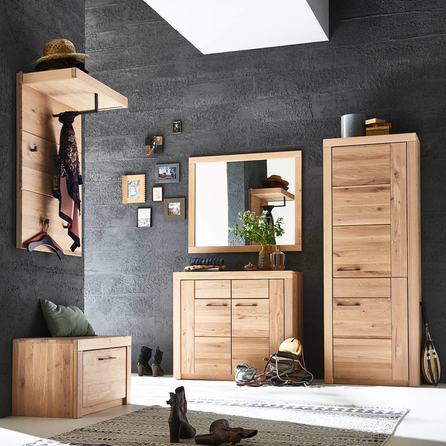 Eine Auswahl von AMD Möbel Flurmöbeln bestehend aus Schrank, Garderobe und Kommode aus Massivholz