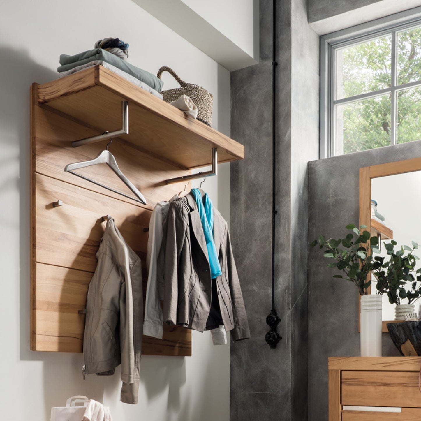 Helle Garderobe aus Holz mit silbernen Details