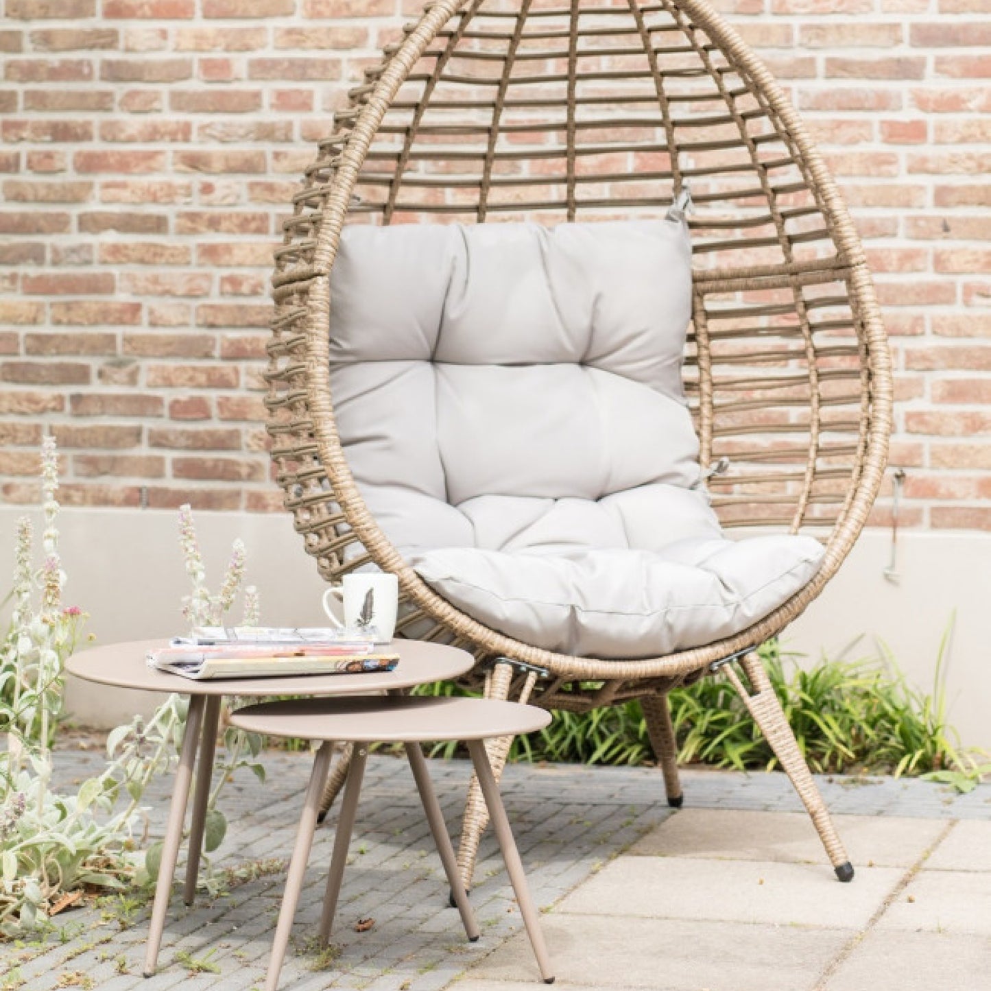 Gedeckter Gartentisch mit integrierten Sitzbänken in modernem Stil