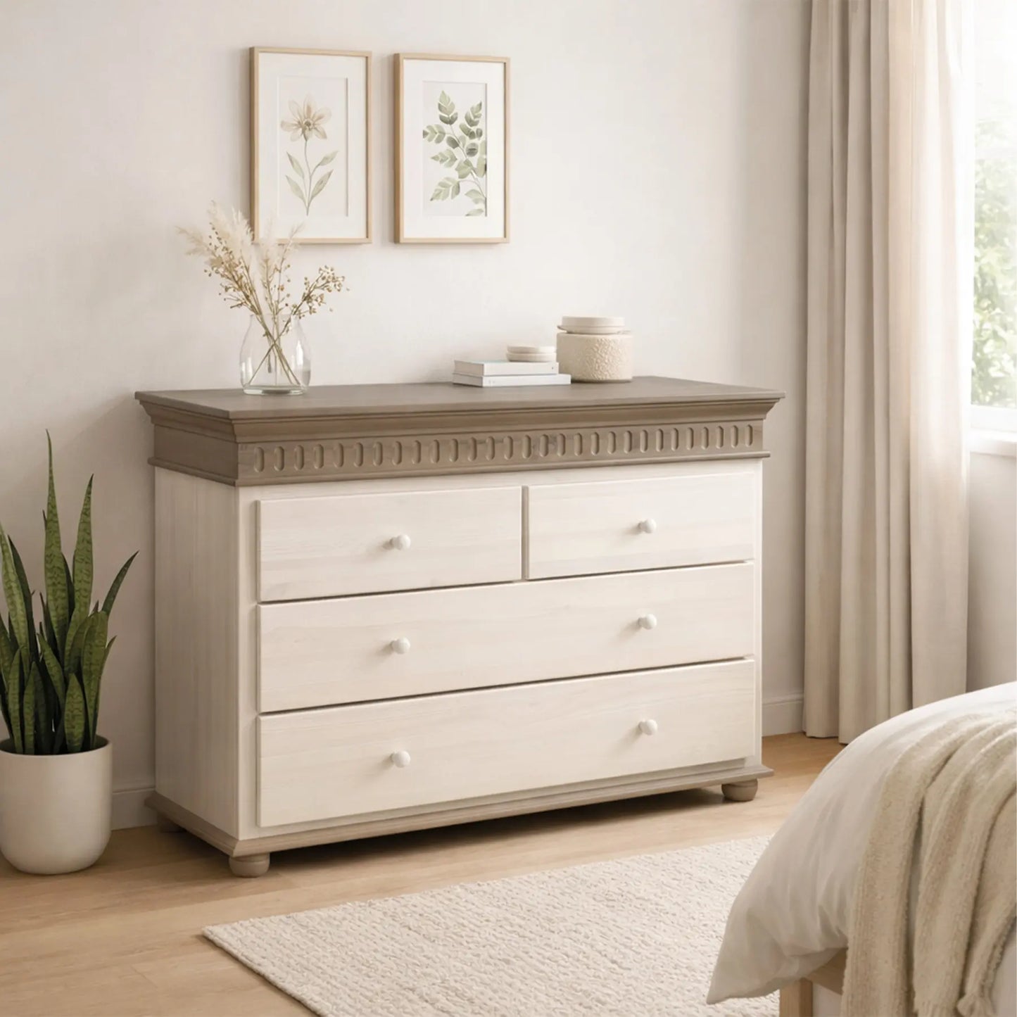 Weiße Holzkommode mit lavafarbener Absetzung