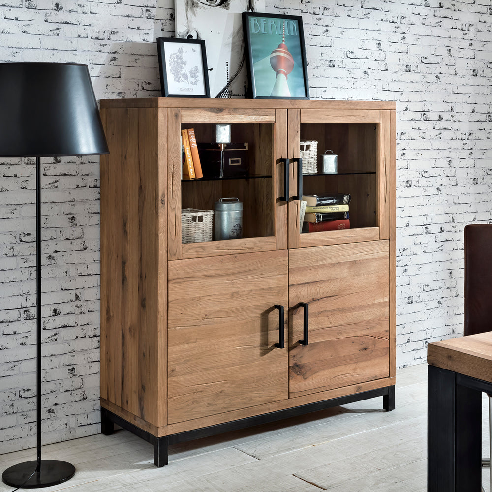 Highboard aus Holz mit eckigen, schwarzen Griffen und Glastüren im oberen Bereich von AMD Möbel