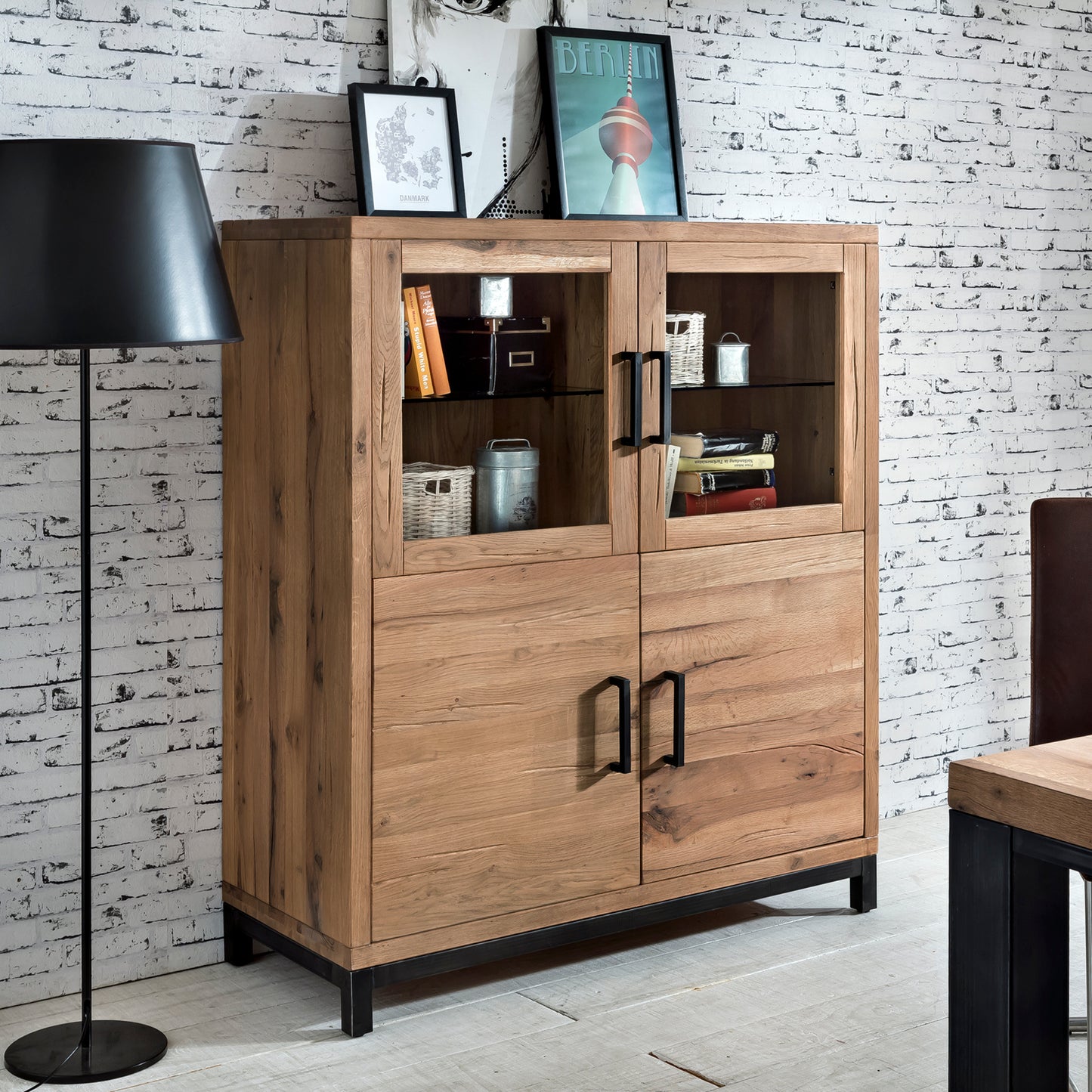 Highboard aus Holz mit eckigen, schwarzen Griffen und Glastüren im oberen Bereich von AMD Möbel