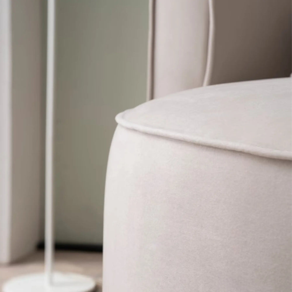 
                  
                    Runder TV-Sessel in Samtoptik creme
                  
                