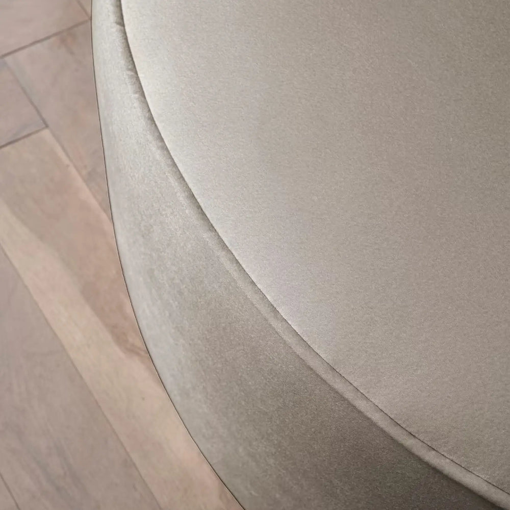 
                  
                    Runder Sessel mit Hocker mit taupe-farbenem Samtbezug
                  
                