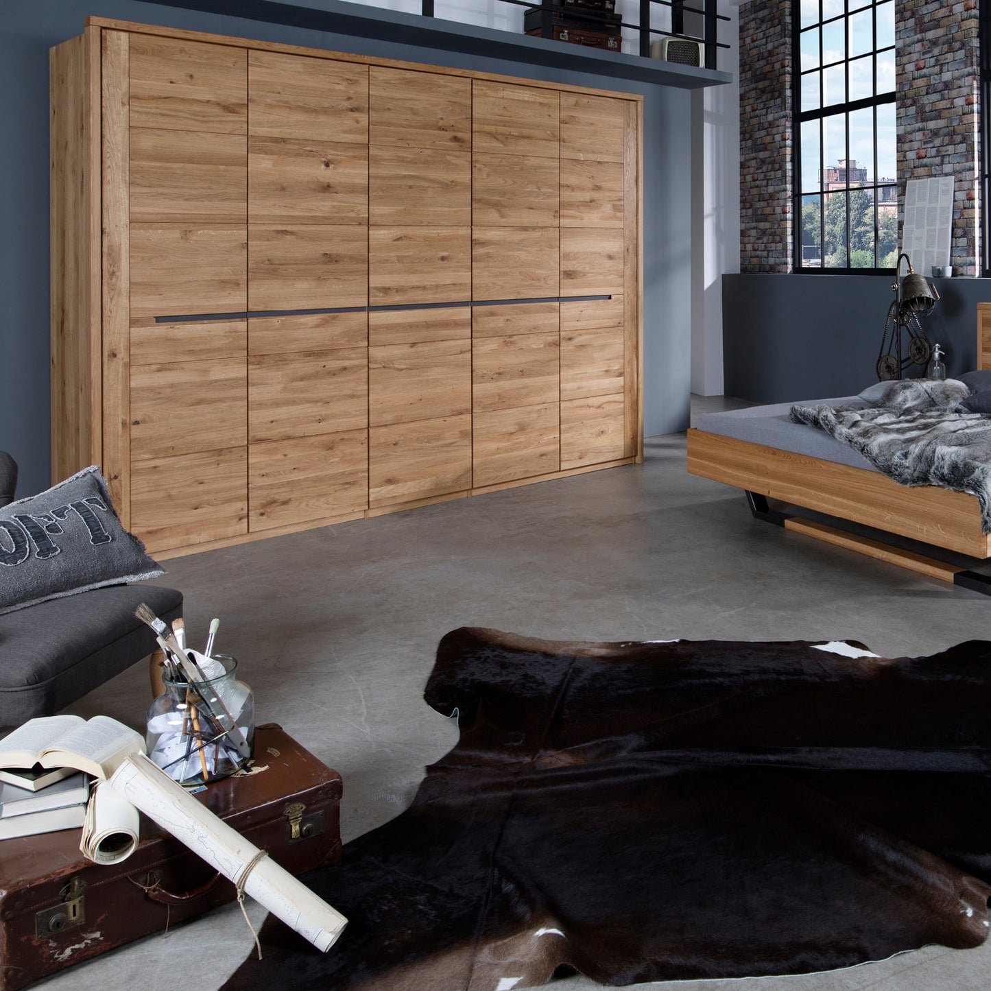 Modernes Holzbett mit schwarzen Metalldetails von AMD Möbel