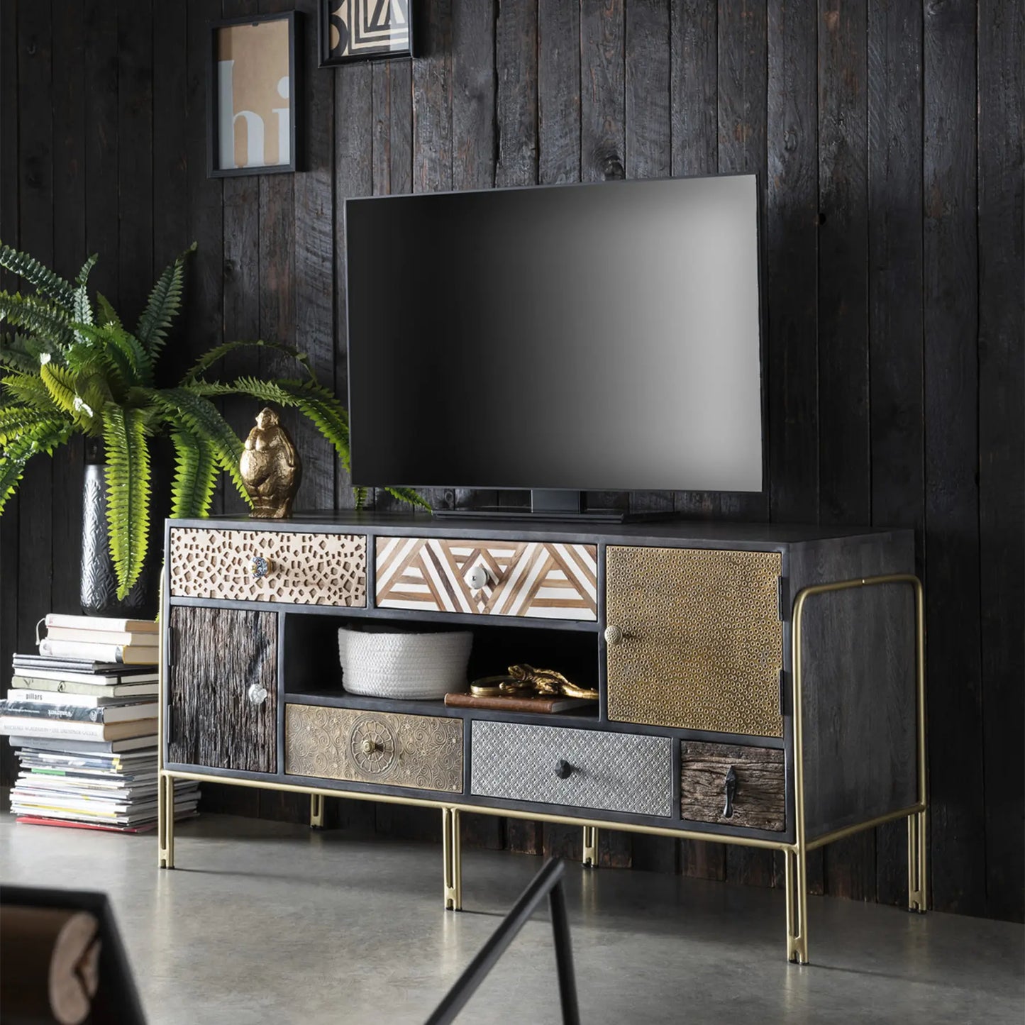 TV-Lowboard aus Mangoholz mit verschiedenen Mustern