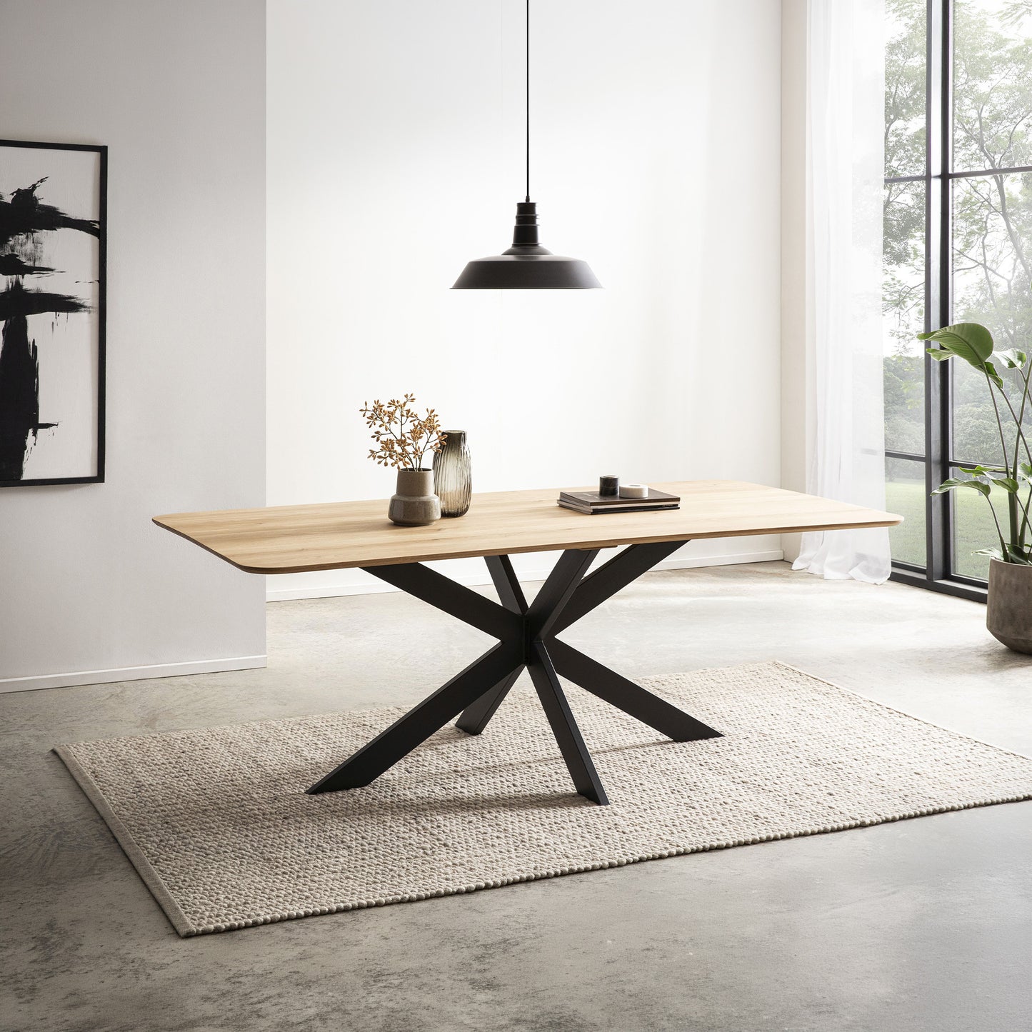 Esstisch aus Holz mit schwarzem Spider-Gestell aus Metall