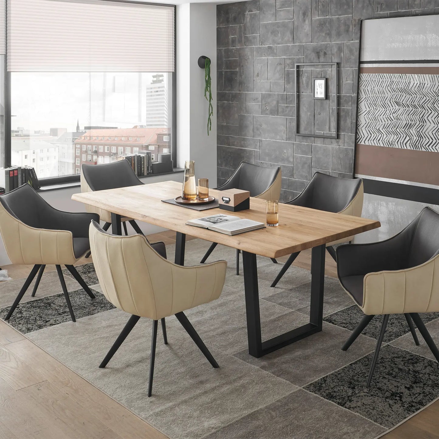 Armlehnstuhl grau beige mit schwarzem Metallfuß