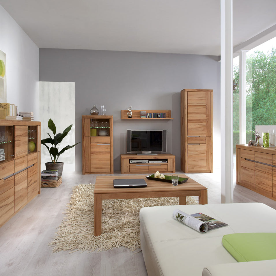 Wohnzimmer mit  heller Couch und Möbeln aus Wildeiche aus der Nimbus Solido Kollektion von AMD Möbel