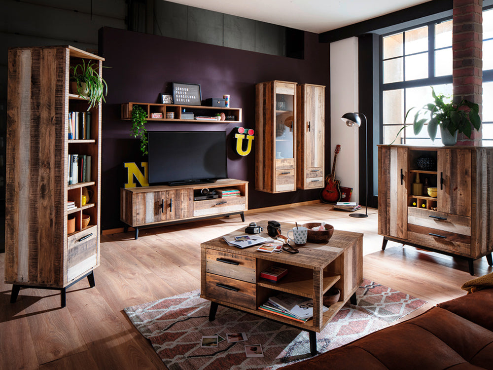 Wohnzimmer Einrichtung aus Pinienholz mit kreativer Ausstrahlung