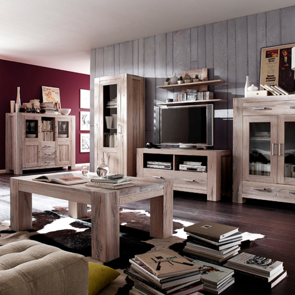 Wohnzimmer mit hellen kalttönigen Massivholzmöbeln aus der Planet Wood Braxton Kollektion von AMD Möbel
