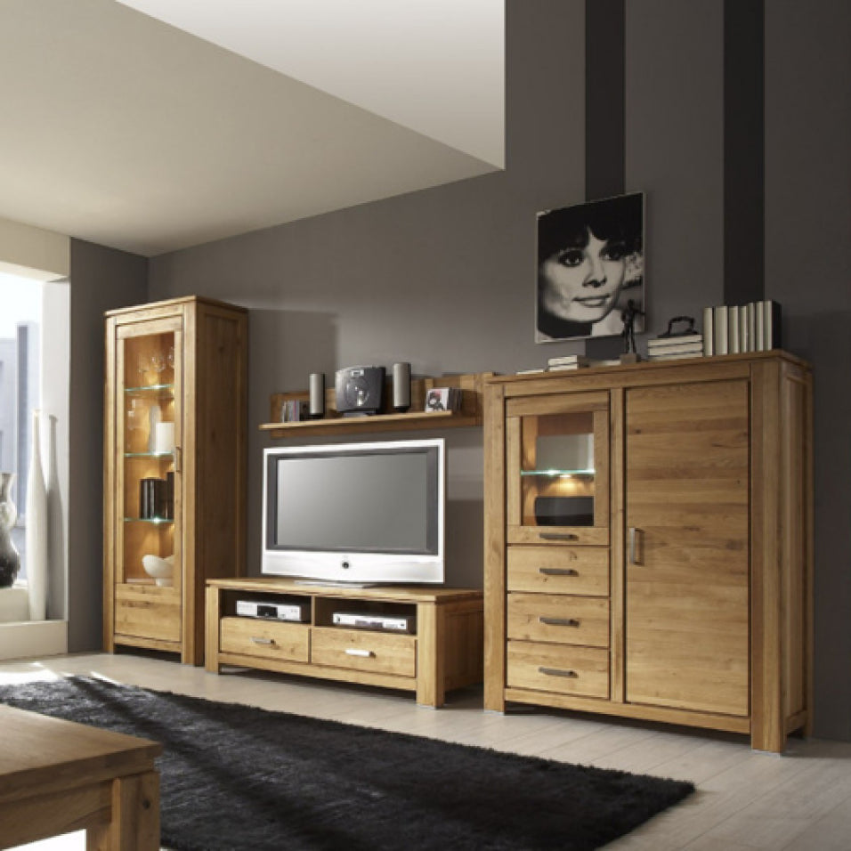 Wohnzimmerwand mit hellen Massivholzmöbeln mit schwarzen Metallgriffen aus der Planet Wood Faro Kollektion