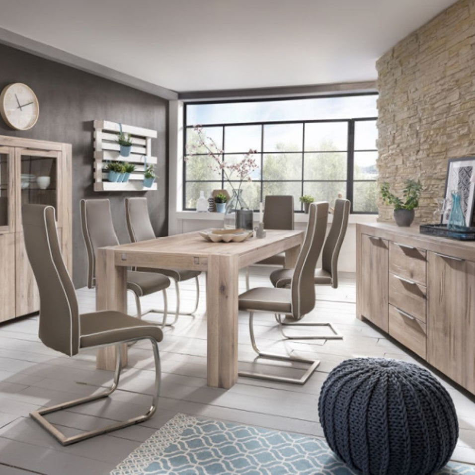 Esszimmer mit hellgrauen Holzmöbeln und eleganten modernen Stühlen aus der Planet Wood Granby Kollektion von AMD Möbel