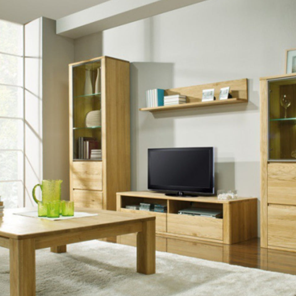 Wohnzimmermöbel aus hellem Holz ohne Beschläge und Griffe aus der Planet Wood Orlando Kollektion